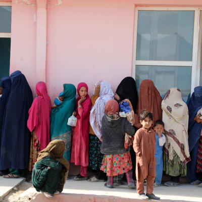 Afghanska barn och kvinnor i Kabul, Afghanistan.