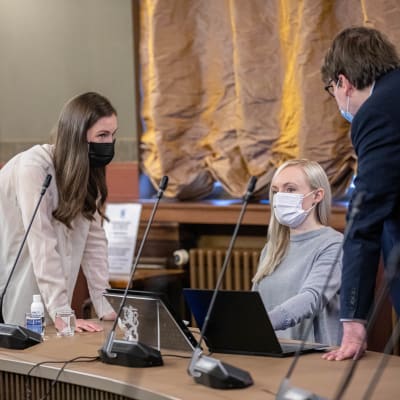 Sanna Marin keskusteluu Maria Ohisalon kanssa.