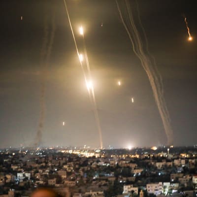 Hamasin ampumat raketit ja Israelin ilmaiskut valaisevat Gazan yötaivasta.