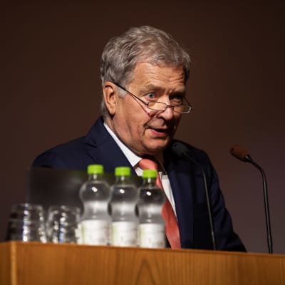 Suomen presidentti Sauli Niinistö seisoo antamassa puhetta lavalla.