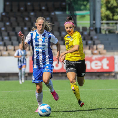 Lina Sällström med bollen mot KuPS.