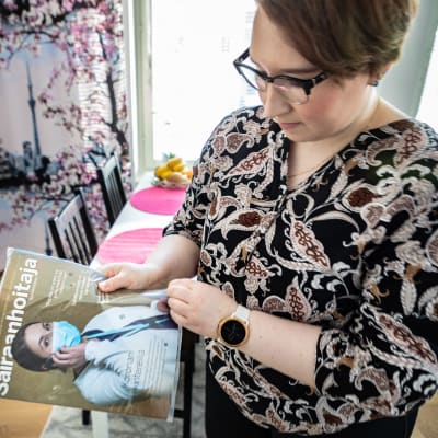 Anna-Mari Viljanen katsoo Sairaanhoitaja lehteä