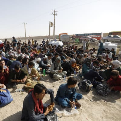 Afganistanilaisia pakolaisia Iranilaisella pakolaisleirillä.