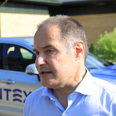 Fabrice Leggeri, direktär för Frontex, står framför en bild med Frontex emblem.