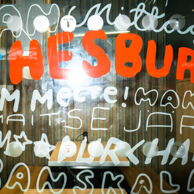 Hesburgerin logo lasiseinässä.