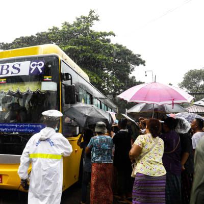 Myanmarissa vapautettuja vankeja bussissa.