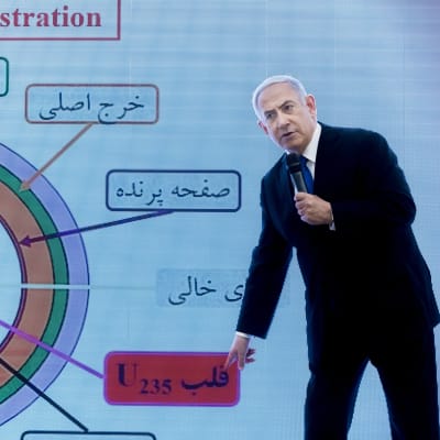 Israels premiärminister Benjamin Netanyahu hävdar i ett tal att Iran bryter mot kärnavtalet med landet.