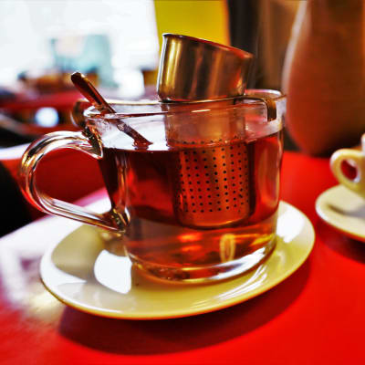 En närbild på en kopp te.