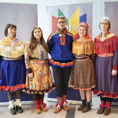 Kandidater i samiska dräkter poserar efter debatt.