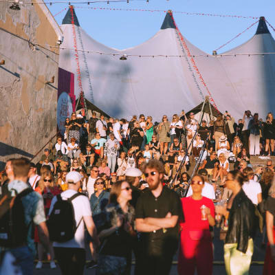 Flow Festival yleisöä auringonpaisteessa Suvilahdessa. 