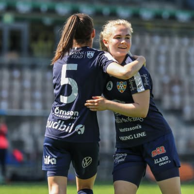 Dana Leskinen kuvassa.
