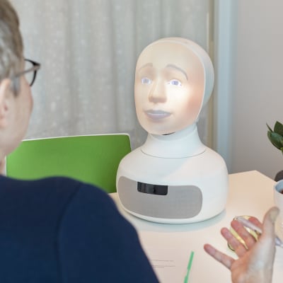 Roboten Tengai vid ett intervjutillfälle.