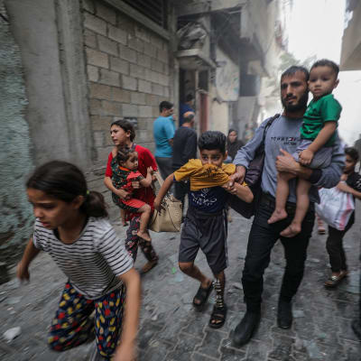 Palestiinalaiset pakenevat Israelin ilmaiskun seurauksena Gazassa.