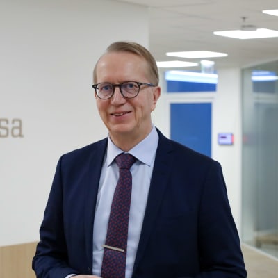 Janne Metsämäki står i Sysselsättningsfondens kontor