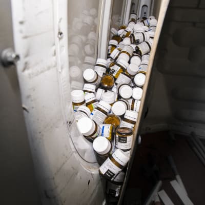 Burkar med Rivotril-tabletter kikar fram från väggen på en skåpbil. Helsingforspolisen hittade 300 000 tabletter i maj 2019.