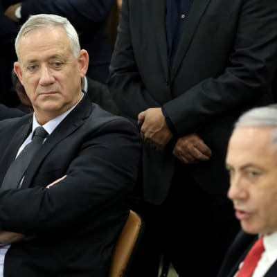 Sininen ja valkoinen -puolueen johtaja Benny Gantz (vas.) ja virkaa tekevä pääministeri ja Likud-puolueen johtaja Benjamin Netanjahu Knessetissä lokakuussa.