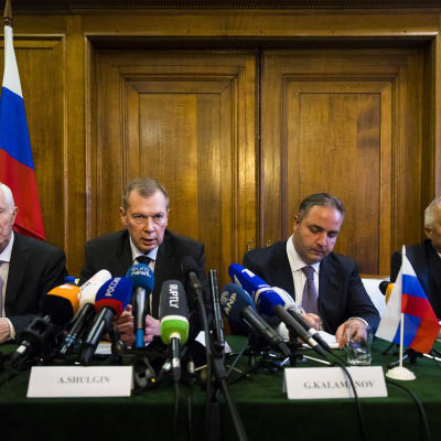 Viktor Kholstov,  Alexander Shulgin, Georgy Kalamanov och Igor Rybalchenko under presskonferens i ryska ambassaden i Amsterdam.