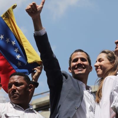 Talman Juan Guaidó med sin fru Fabiana Rosales inför tusentals jublande anhängare i Caracas  