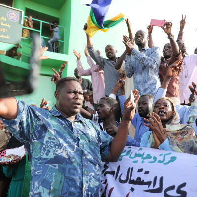 På torsdagen pågick demostrationer exempelvis utanför ett fängelse i Khartoum. Från det här fängelset frigavs fångar senare på kvällen som del av överenskommelsen mellan militären och oppositionen. 