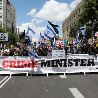 Benjamin Netanyahus motståndare protesterade mot honom på söndagen utanför premiärministerns residens. 