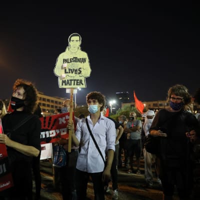 Israelin lippua ja pahvihahmoon kirjoitetut sanat Palestinian lives matter.