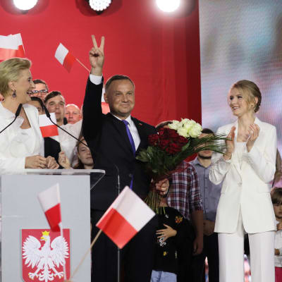 Andrzej Duda näyttää voitonmerkkiä