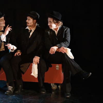 Skådespelarna Jon Henriksen, Antti Seppänen och Fabian Silén på scen i Teater Viirus föreställning av Svält.