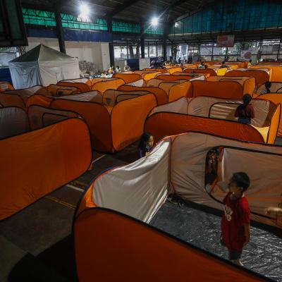 Hirmumyrsky Gonin takia evakuoiduille pystytettiin moduulitelttoja liikuntasaliin Quezon Cityn suurkaupungissa Manilan metropolialiueella Filippiineillä 1. marraskuuta 2020.