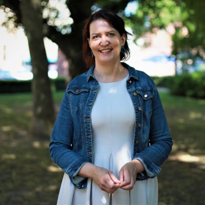 Riikka Pirkkalainen puistossa