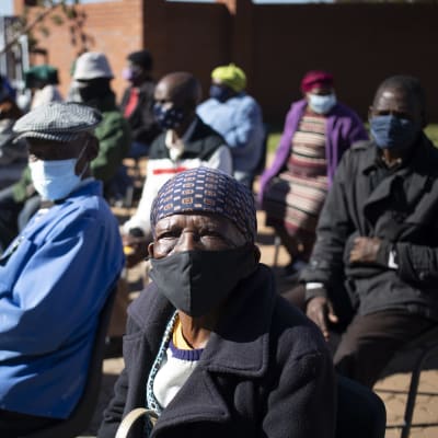 Sydafrikanska äldre väntar på sin tur att få coronavaccin i Johannesburg.