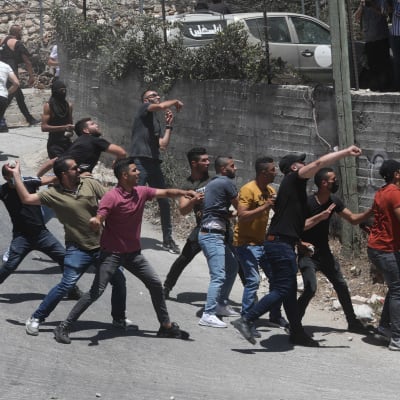 Palestiinalaiset mielenosoittajat heittivät israelilaissotilaita kivillä