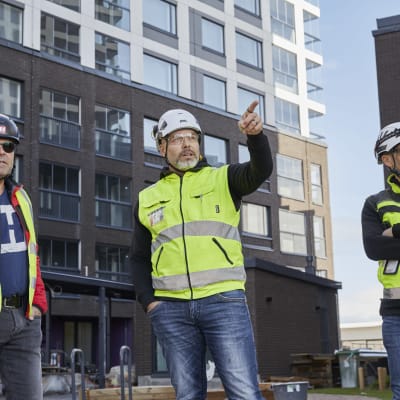 Vasemmalla yrittäjä Jarmo Heikkinen, Heikkinen Yhtiöt Oy, keskellä Malik Bentaieb, yrittäjä, LTU, oikealla LTU:n toimitusjohtaja Tom Helenius. 