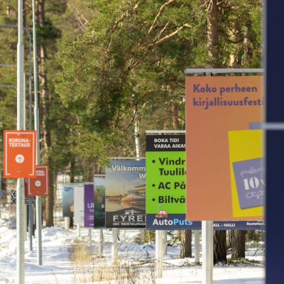 Reklamskyltar bredvid Raseborgsvägen.