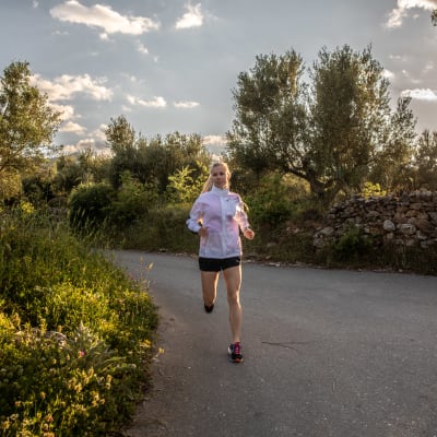 Ultralöparen Noora Honkala tränar i hemtrakterna i Grekland.