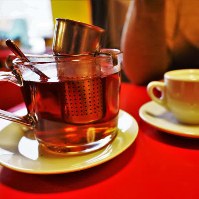 En närbild på en kopp te.