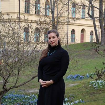 Porträtt på forskaren Olivia Maury men vårblommor i bakgrunden 