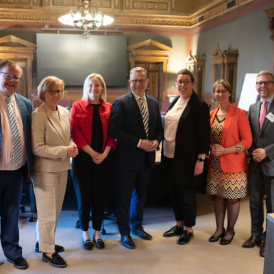 Fyra partiordförande med Petteri Orpo i mitten, med åländsk delegation, i Ständerhuset