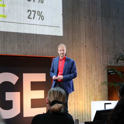 Mikko Hormio presenterar forskningsresultaten från trakasseribarometern år 2023 inför en nyfiken publik 