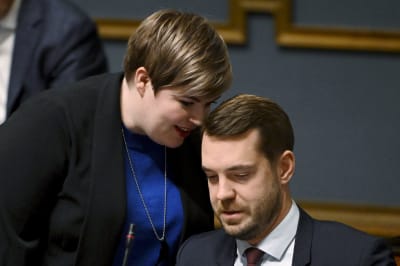 Centerledaren Annika Saarikko viskar i Jouni Ovaskas öra