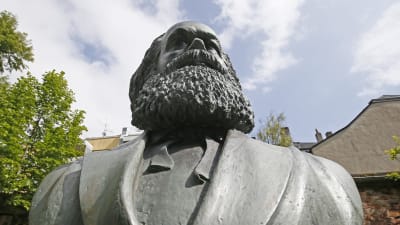 En staty av Marx på utställningen i Trier.