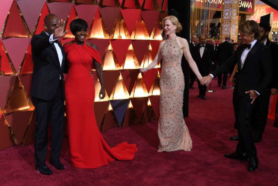 Viola Davis anländer till Oscarsgalan med sin man producenten Julius Tennon. På bilden även Nicole Kidman med sin man, sångaren Keith Urban.
