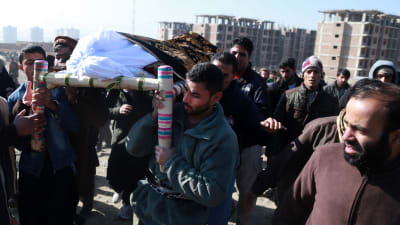 Ett rekordstort antal dödsoffer i terrordåd begravdes ifjol. Denne man hörde till de trettio civila som dödades i en bombattack mot parlamentet i Kabul i början av januari