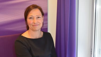 Marknadsföringschef Anna Homén sitter vid ett fönster