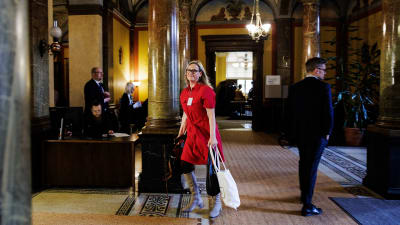 Eva Biaudet på väg in genom Ständerhusets aula