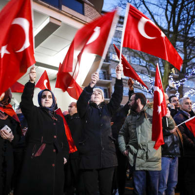 Turkiska demonstranter utanför Turkiets generalkonsulat i Rotterdam, Nederländerna