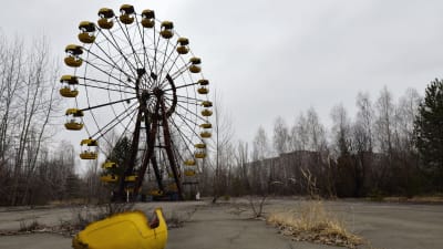 Tjugofem år efter Tjernobylolyckan står det närbelägna nöjesfältet i Pripjat övergivet. 