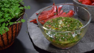 Chilimarinad i en glasskål