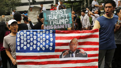 Filippinska aktivister protesterar mot Trumps inreseförbud och skärpta flyktingpolitik
