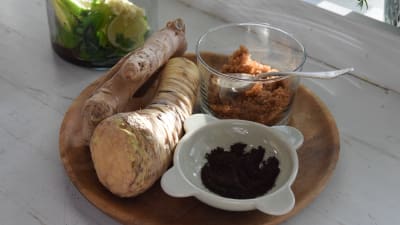 Farinsocker, ingefära och vaniljpulver på en bricka i ett kök.