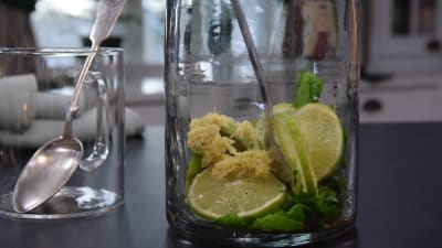 Lime viipaleita, minttua ja inkivääriä lasikannussa